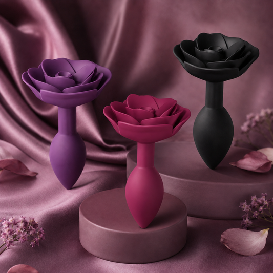 Love to Love Open Roses korki analne w rozmiarach S, M i L na satynowym tle